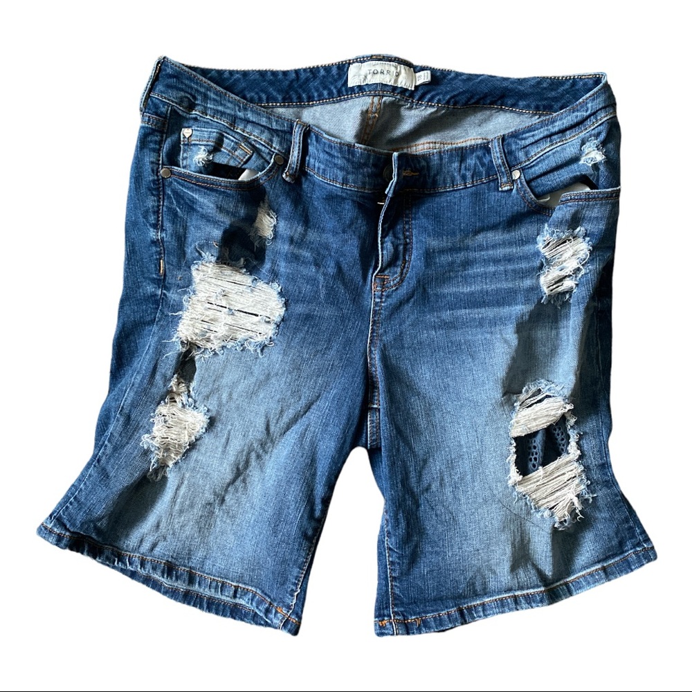 TORRID Bermuda Distressed Blue Lined Ripped Jean Shorts Medium Wash Size 18